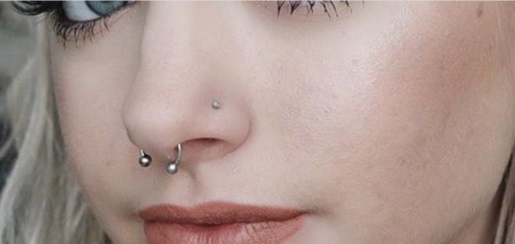 O que significa mulher com piercing no nariz?